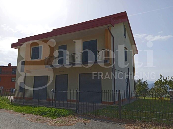 Casa con 6 locali in vendita in Via Pennina, Serre