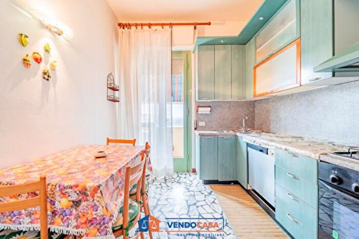 Appartamento con 5 locali in vendita in Viale Cristoforo Colombo, Camaiore