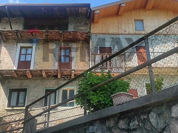 Casa con 6 locali in vendita in Rogno