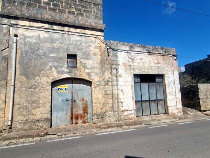 Casa con 6 locali in vendita in Via Indipendenza, Tricase