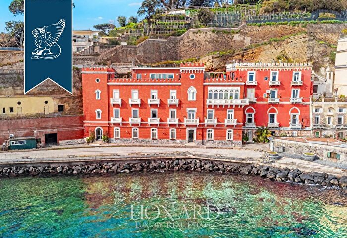 Appartamento trilocale in vendita in Napoli