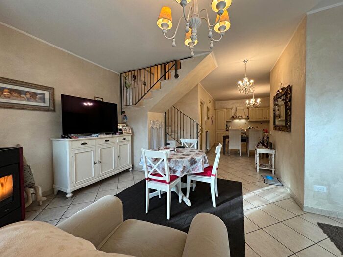 Casa con 7 locali in affitto in Seravezza