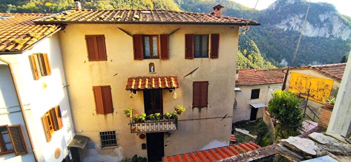Casa con 10 locali in vendita in Via Nuova, Camaiore