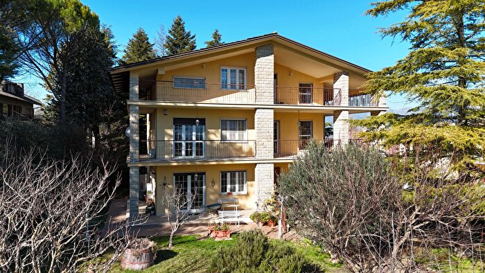 Casa con 10 locali in vendita in Gualdo Tadino