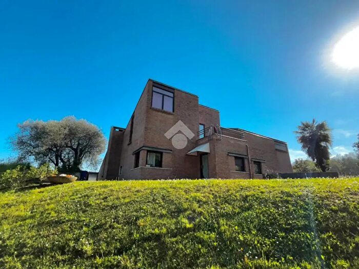 Casa con 7 locali in vendita in Via Monte Grappa, Cornuda