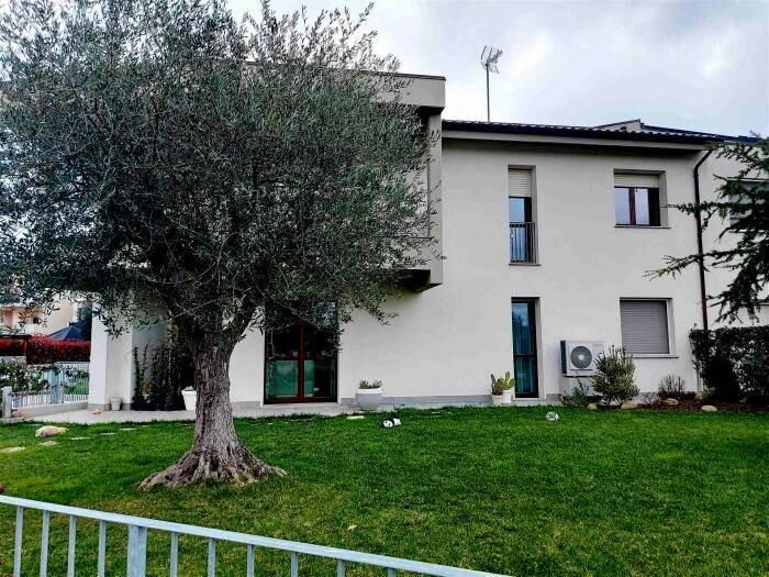 Appartamento con 6 locali in vendita in Ostra