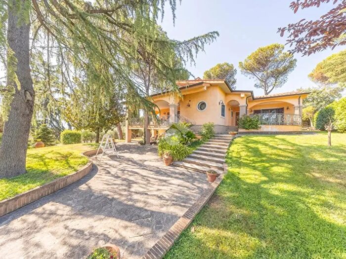 Casa quadrilocale in vendita in Via dell'Alloro, Guidonia Montecelio