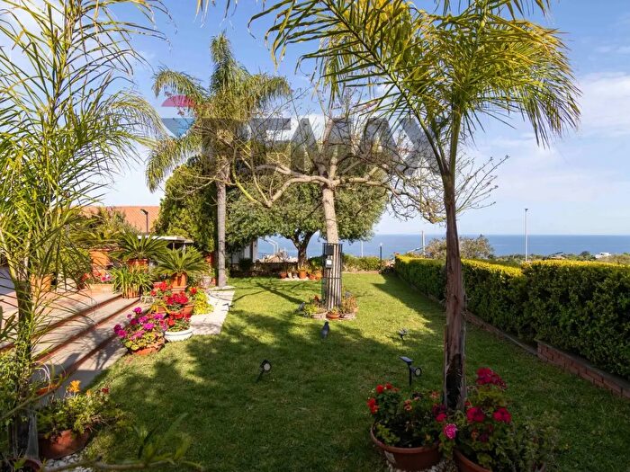 Appartamento con 5 locali in vendita in Via Acicastello, Aci Castello