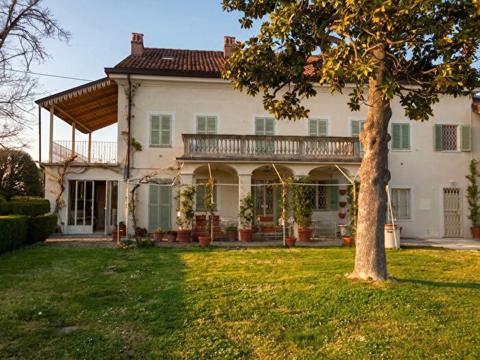 Casa con 6 locali in affitto in Viale San Martino, Centro, Casale Monferrato