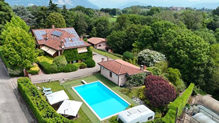 Casa con 6 locali in vendita in Via Don l Guanella, Merone