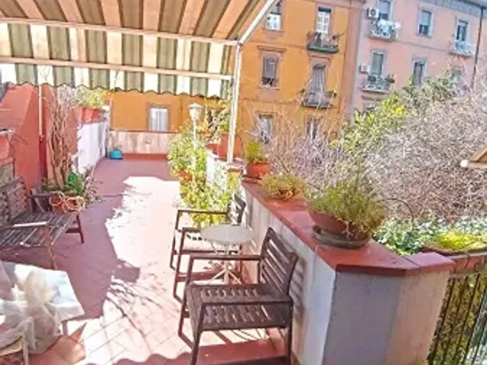 Appartamento quadrilocale in vendita in Via della Croce Rossa, Napoli