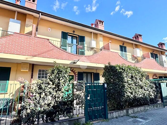 Casa trilocale in vendita in Via Roma, Vellezzo Bellini