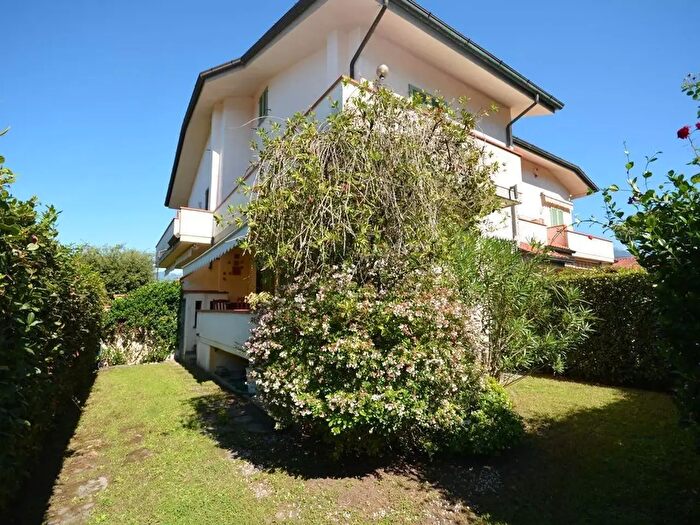 Casa con 5 locali in affitto in Montignoso