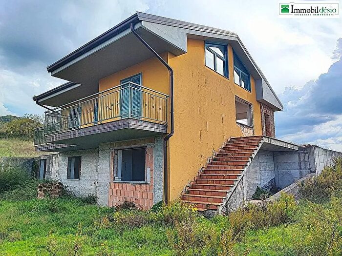 Casa con 8 locali in vendita in Tito