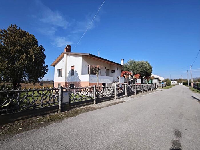 Casa con 6 locali in vendita in Sesto Al Reghena