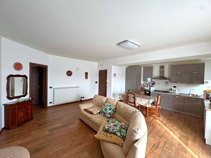 Appartamento con 5 locali in vendita in Via San Salvatore Snc, Santa Vittoria In Matenano