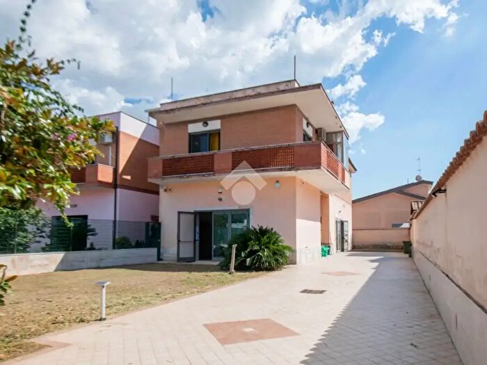 Casa con 6 locali in vendita in Via della Scafa, Fiumicino