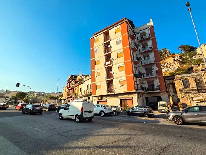 Appartamento trilocale in vendita in Via Camaro, Messina