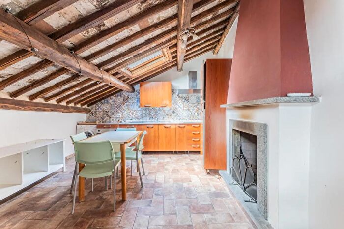 Appartamento trilocale in vendita in Via Filippo Nicolai, Caprarola