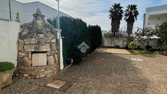 Casa con 11 locali in vendita in Via Torre del Greco, Taviano