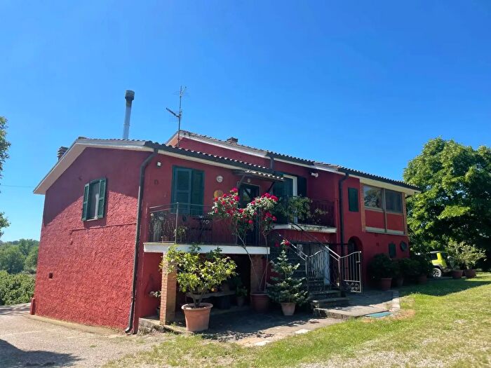 Casa con 8 locali in vendita in Soriano Nel Cimino