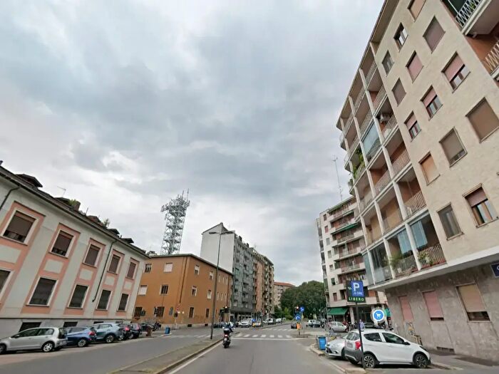 Appartamento con 5 locali in affitto in Viale Brenta, Milano