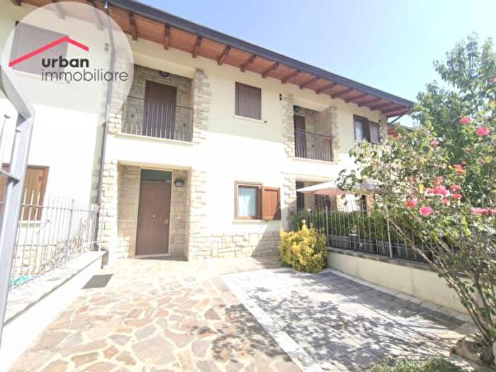 Casa con 6 locali in vendita in Via della Fontana, LAquila