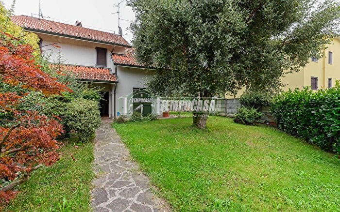 Casa quadrilocale in vendita in Via Monte Rosa, Vimercate