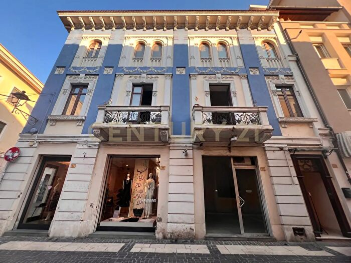 Appartamento con 5 locali in vendita in Corso Gabriele Manthone, Pescara