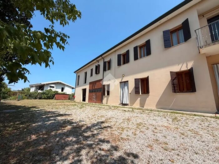 Casa con 5 locali in vendita in Via Fratelli Bandiera, Istrana