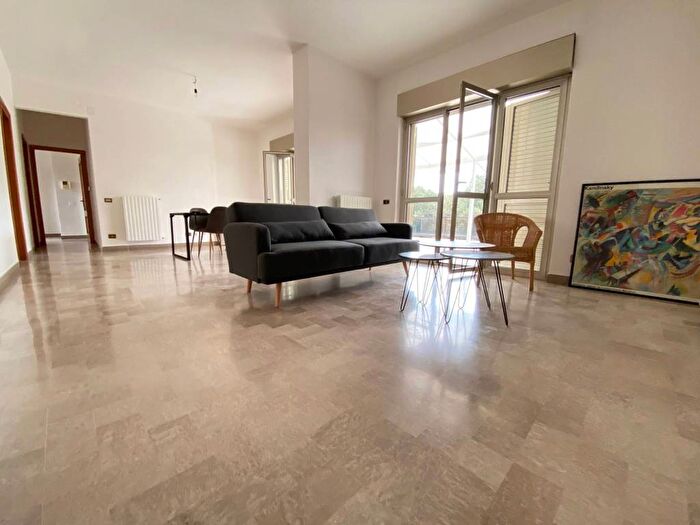 Casa quadrilocale in affitto in Corso Pietro Giannone, Centro Storico Corso Trieste, Caserta