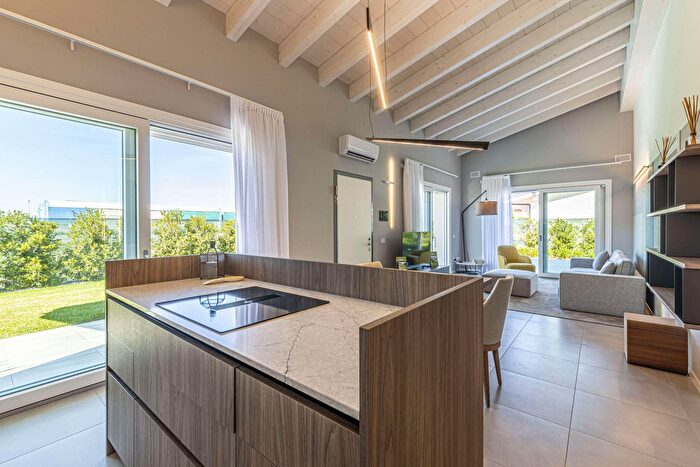 Casa con 6 locali in vendita in Via I Barbieri, Padenghe Sul Garda