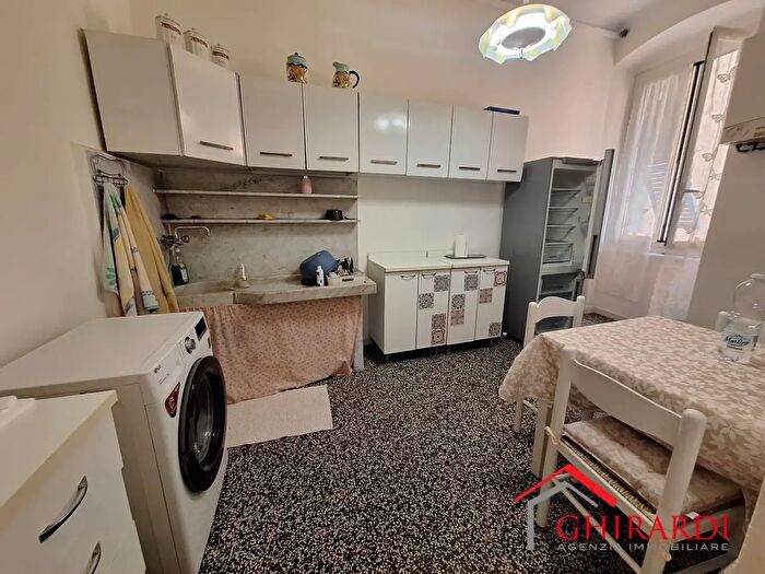 Appartamento con 6 locali in affitto in Via Merano, Genova