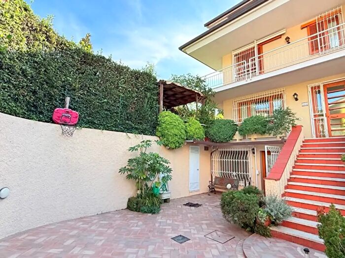 Casa con 8 locali in vendita in Montecatini Terme
