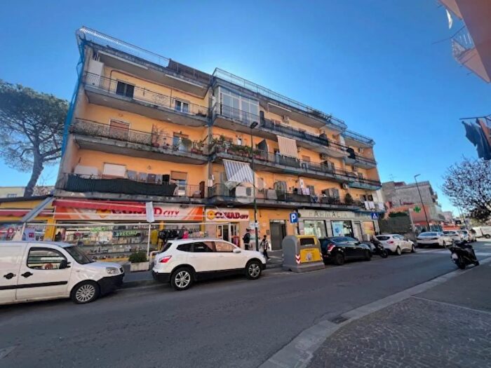 Appartamento bilocale in vendita in Via Provinciale Napoli, Napoli