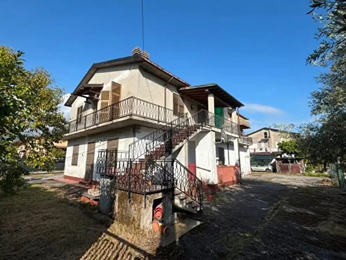 Appartamento trilocale in vendita in Via San Giuseppe Vecchio, Massa