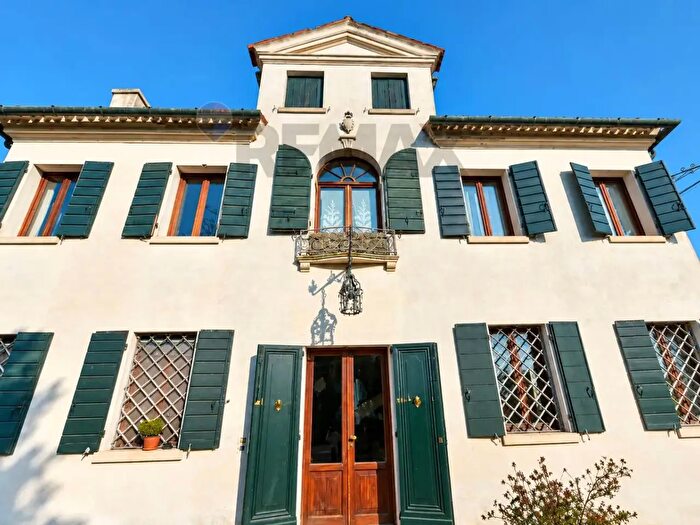 Casa con 19 locali in vendita in Stra
