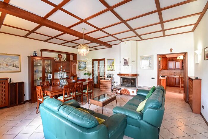 Appartamento quadrilocale in vendita in Corso Ariberto, Capiago Intimiano