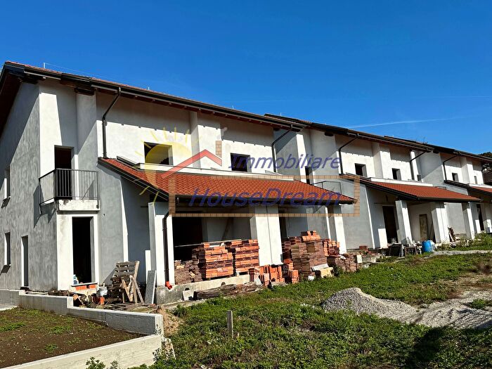 Casa con 5 locali in vendita in Taino