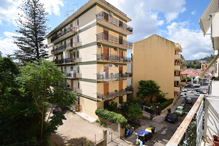 Appartamento trilocale in vendita in Salita Ogliastri, Messina