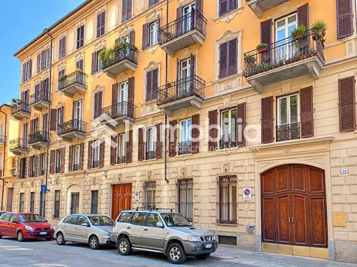 Appartamento trilocale in affitto in Via Santa Chiara, Torino