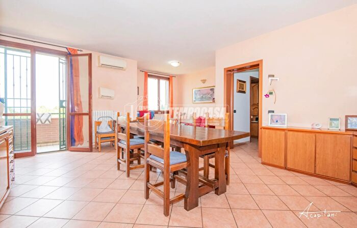 Appartamento con 5 locali in vendita in Piazza Giugno, Camposanto