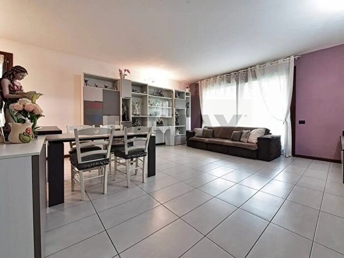 Appartamento trilocale in vendita in Via G Garibaldi, Nova Milanese