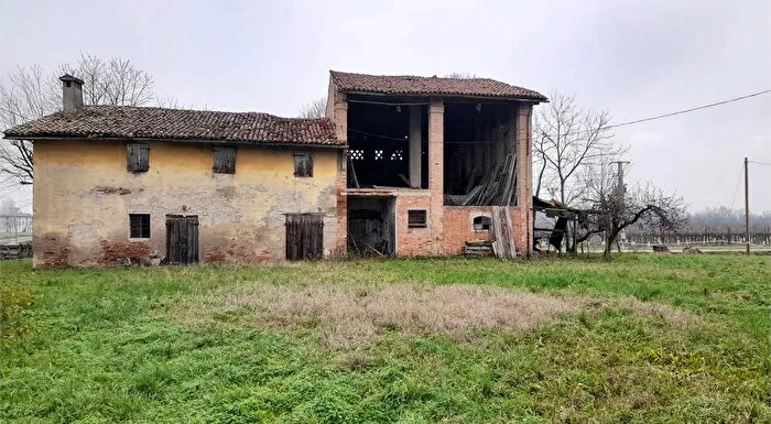 Casa con 10 locali in vendita in Castelfranco Emilia Via Commenda, Castelfranco Emilia