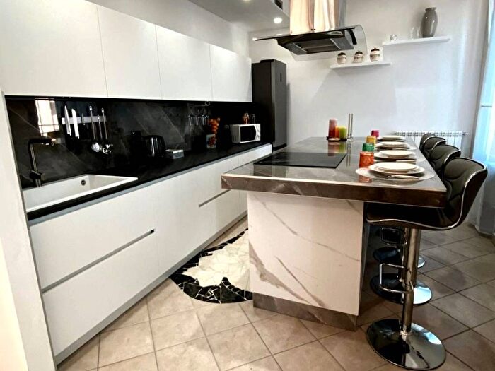 Appartamento trilocale in affitto in Strada Statale del Sempione, Centro, Sesto Calende