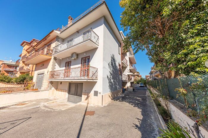 Appartamento trilocale in vendita in Via Placanica, Roma