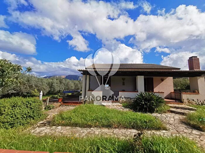 Casa con 7 locali in vendita in Trappeto