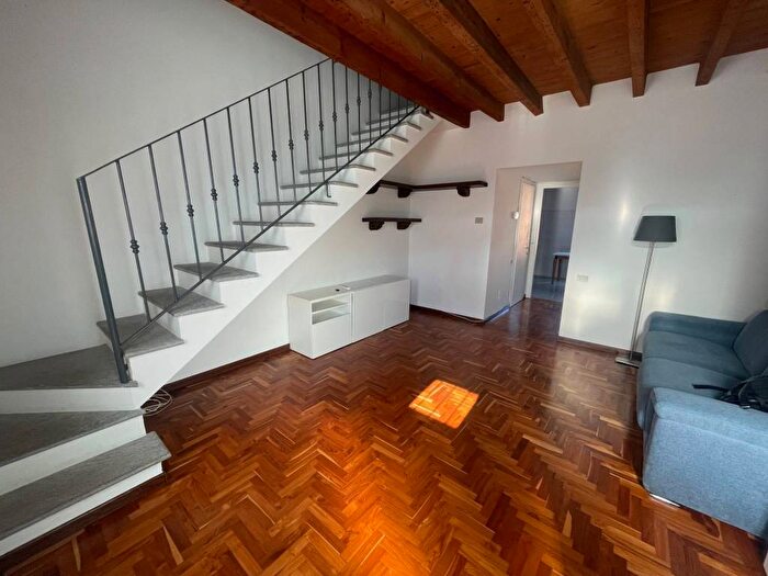 Appartamento trilocale in affitto in Via Curtatone, Quadronno Crocetta, Milano