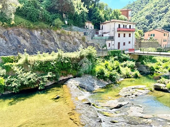 Appartamento trilocale in vendita in Emilio Vecchia, Varazze