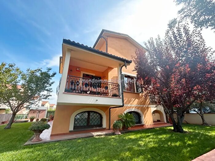 Casa con 5 locali in vendita in Cecina